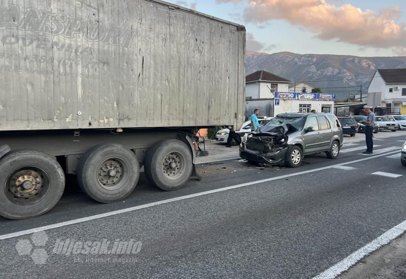 FOTO | Mostar: Sudar kamiona i 2 vozila - ozlijeđeni prebačen u bolnicu