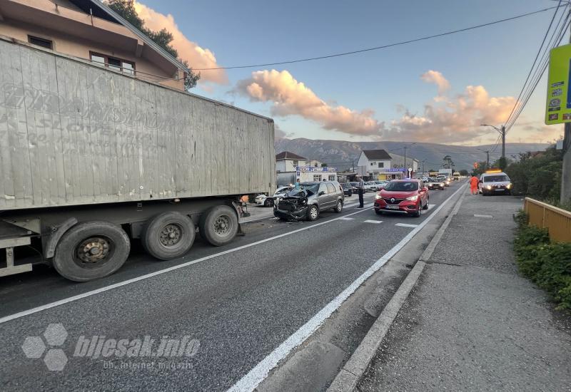 FOTO | Mostar: Sudar kamiona i 2 vozila - ozlijeđeni prebačen u bolnicu