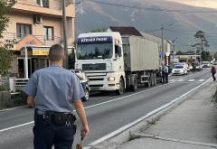 FOTO | Mostar: Sudar kamiona i 2 vozila - ozlijeđeni prebačen u bolnicu