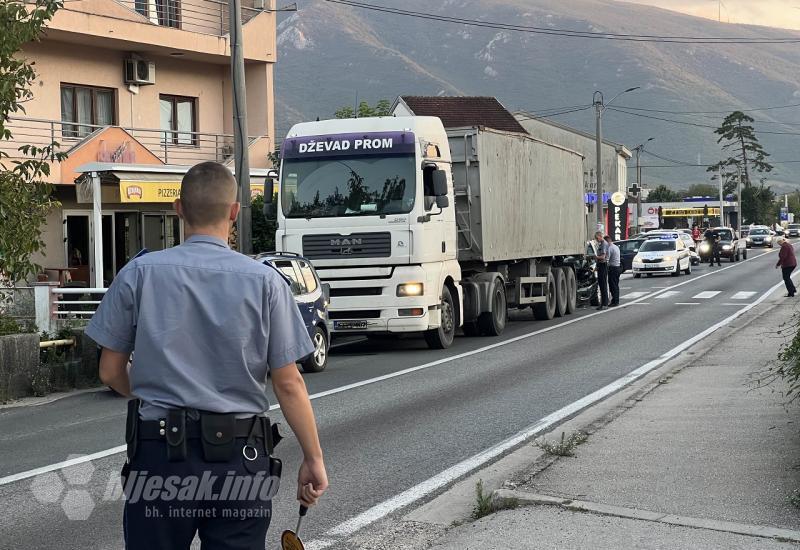 FOTO | Mostar: Sudar kamiona i 2 vozila - ozlijeđeni prebačen u bolnicu