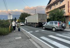 FOTO | Mostar: Sudar kamiona i 2 vozila - ozlijeđeni prebačen u bolnicu