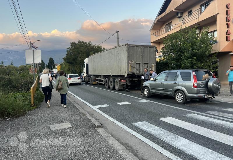 FOTO | Mostar: Sudar kamiona i 2 vozila - ozlijeđeni prebačen u bolnicu