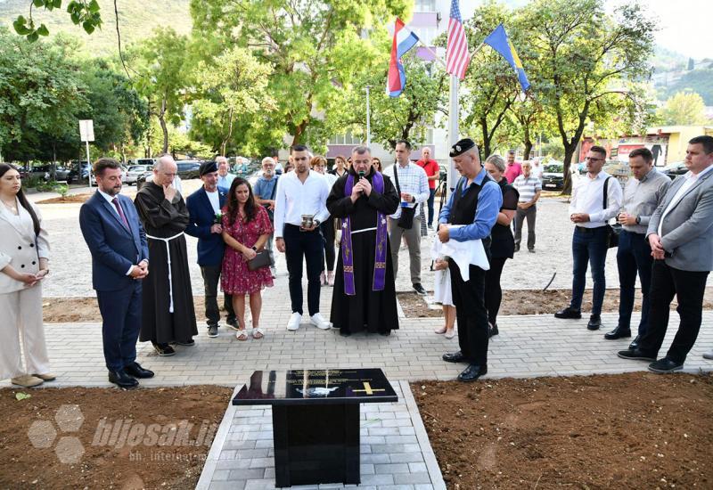 U Mostaru otkriven spomenik prvoj američkoj žrtvi rata u BiH