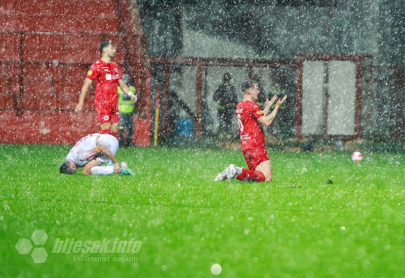 Mostarski derbi odigran u teškim uvjetima - Kiša pokvarila derbi: Zrinjski slavio na potopljenom Veležovom terenu