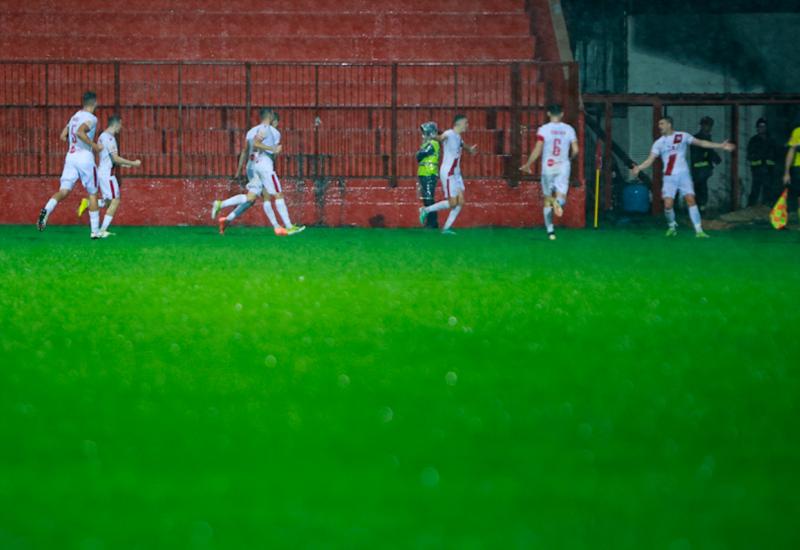 Slavlje Zrinjskog nakon gola - Kiša pokvarila derbi: Zrinjski slavio na potopljenom Veležovom terenu