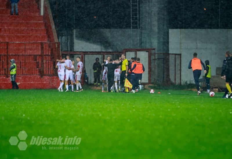 Kiša pokvarila derbi: Zrinjski slavio na potopljenom Veležovom terenu