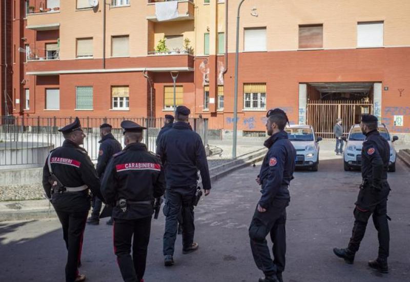 Policajci među novinarima tražili navijače 