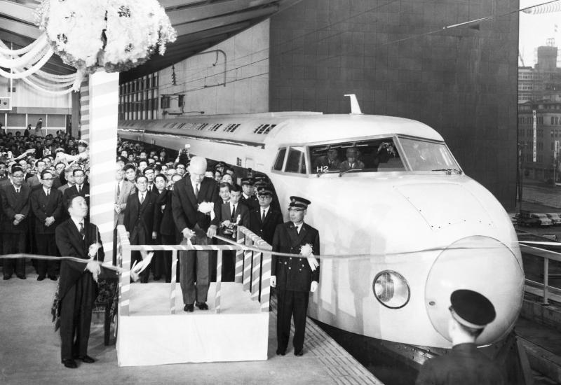 Ceremonija rezanja vrpce u čast brzog vlaka Shinkansen između Tokija i Osake 1. listopada 1964. u Tokiju. - Prije 60 godina uvedeni revolucionarno brzi Shinkansen vlakovi u Japanu