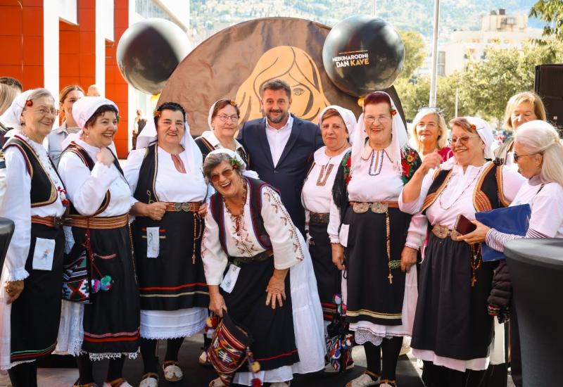 Program na platou centra bio je obogaćen glazbenom atmosferom i nastupom HKUD-a Sv. Ante Cim - FOTO | Mepas Mall i Franck obilježili Međunarodni dan kave u Mostaru