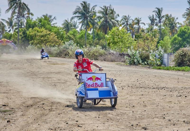 Pedro Acosta ozbiljno se zabavio u offroad izazovu - Jorge Martin i Pedro Acosta zamijenili motocikle rikšama i utrkivali se u Indoneziji