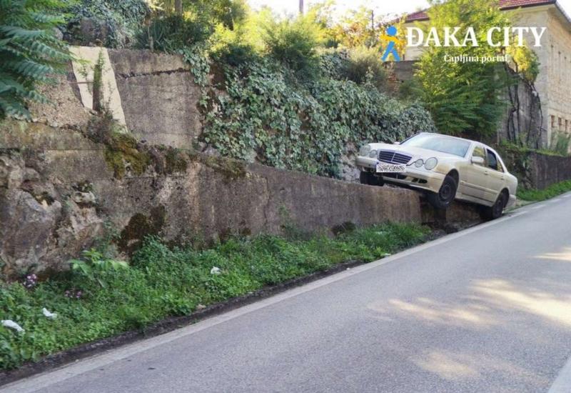 Vozač Mercedesa promašio skretanje i sletio s ceste - Vozač Mercedesa promašio skretanje i sletio s ceste