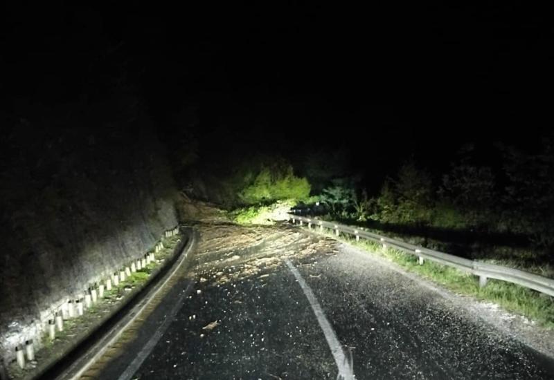 Odron - Zbog nevremena obustavljen promet na više pravaca u Hercegovini: U Mostaru padale grane