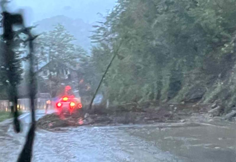 Odron na magistralnoj cesti Konjic - Ostrožac - Jablanica potpuno odsječena, stanje alarmantno: Ima ozlijeđenih i nestalih