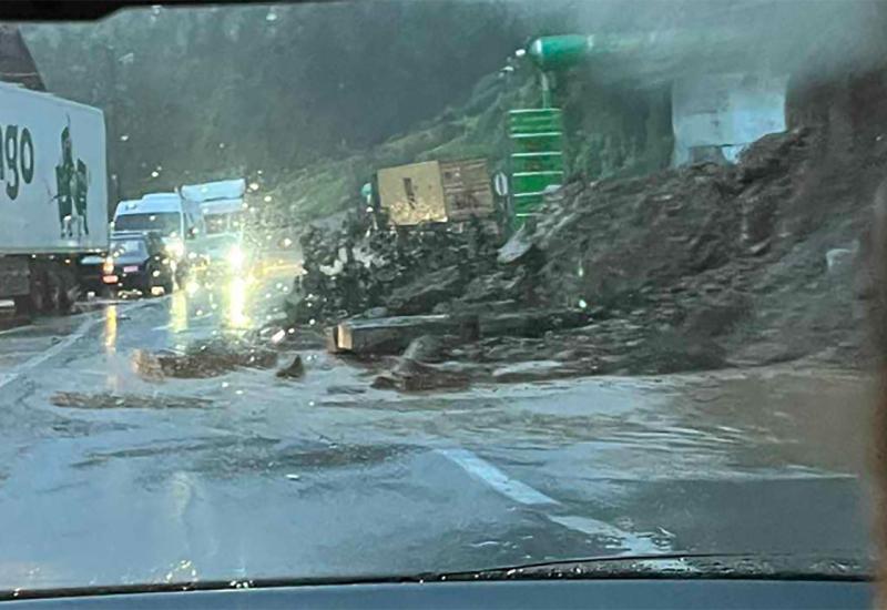 Odron na magistralnoj cesti Konjic - Ostrožac - Jablanica potpuno odsječena, stanje alarmantno: Ima ozlijeđenih i nestalih