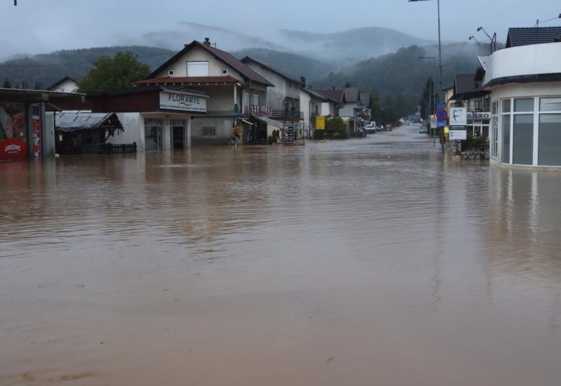 Izlile su se rijeke u središtu Kiseljaka - Kaos u Kiseljaku: Ceste pod vodom, nastava odgođena 