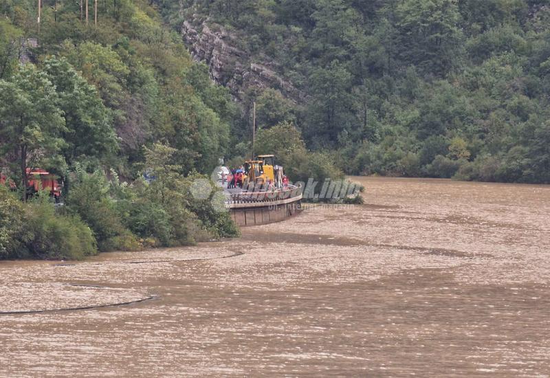 Fotografije s ulaska u Općinu Jablanica - Bljesak.info na terenu: Organiziraju se službe u Komadinovom Vrelu