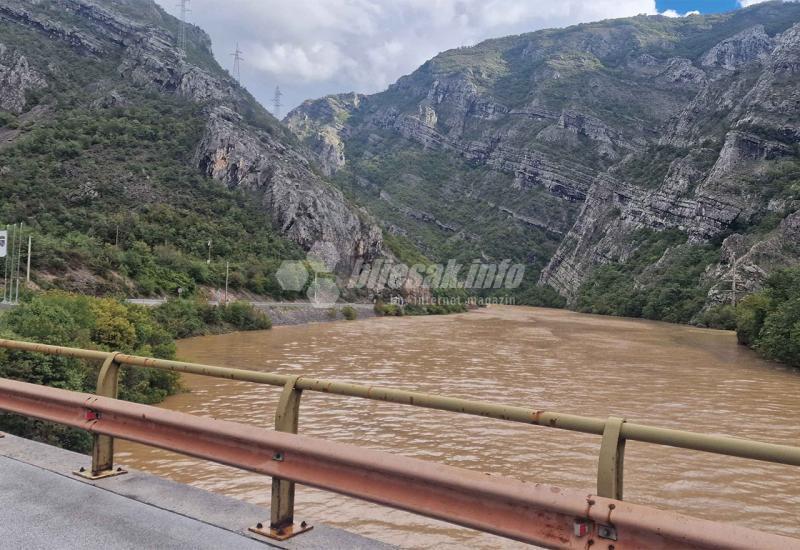 FOTO/VIDEO | Bljesak.info na terenu: Organiziraju se službe u Komadinovom Vrelu