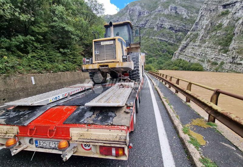 FOTO/VIDEO | Bljesak.info na terenu: Organiziraju se službe u Komadinovom Vrelu