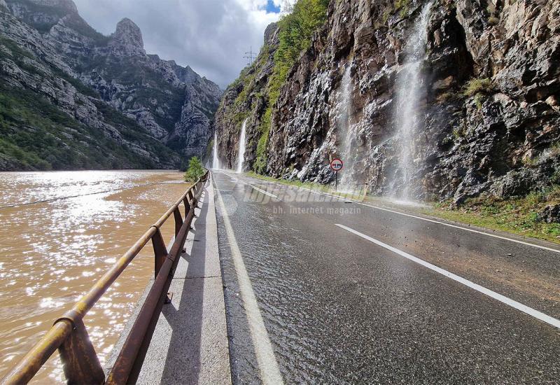 Magistralna cesta M-17, dionica Mostar-Jablanica - FOTO/VIDEO | Bljesak.info na terenu: Organiziraju se službe u Komadinovom Vrelu