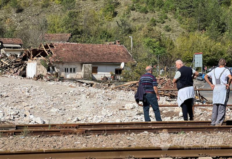 Stanovnici Jablanice u nevjerici gledaju na ostatke naselja - Susret u Jablanici od kojeg srce staje: Dječak je na ruševinama tražio prijatelja…