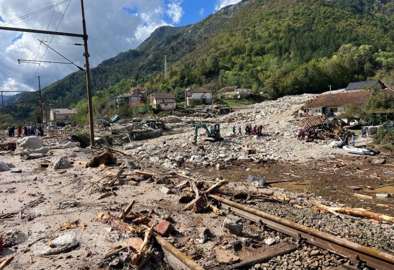 Katastrofalne posljedice poplava - Susret u Jablanici od kojeg srce staje: Dječak je na ruševinama tražio prijatelja…