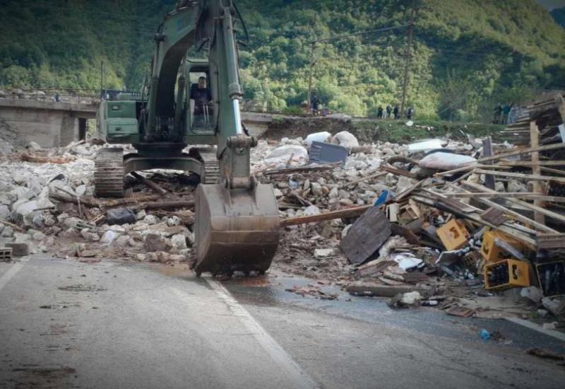 Pripadnici OS BiH od jutarnjih sati pomažu ugroženom stanovništvu u poplavljenim dijelovima - Pronađeno tijelo još jedne osobe u Jablanici