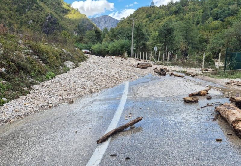 FOTO | Čisti se cesta iz Doljana prema Jablanici, radovi otežani