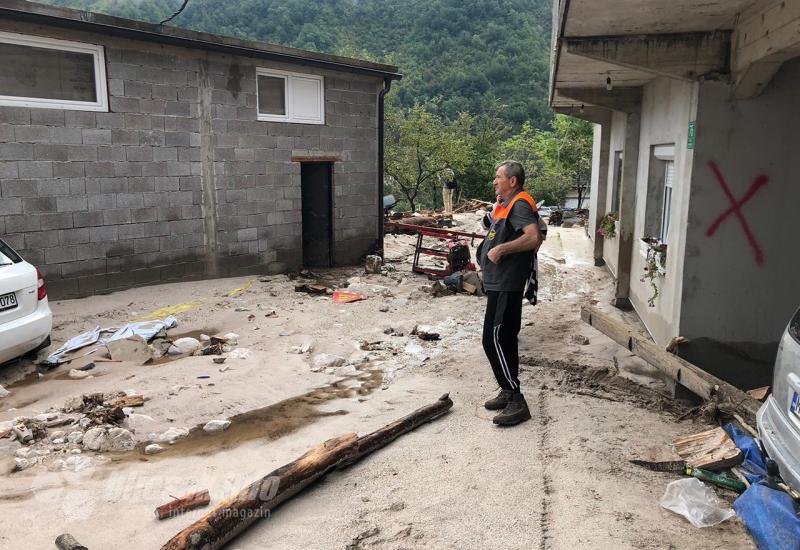 Smajo ispred svoje kuće u Donjoj jablanici - Donja Jablanica: 