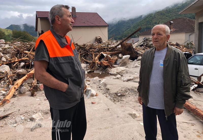 Smajo sa susjedom ispred svoje kuće u Donjoj jablanici - Donja Jablanica: 