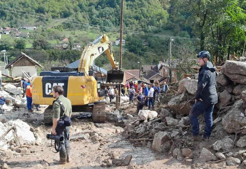 Vojska i dalje na terenu čisti ceste i traži stradale; stigli i agregati