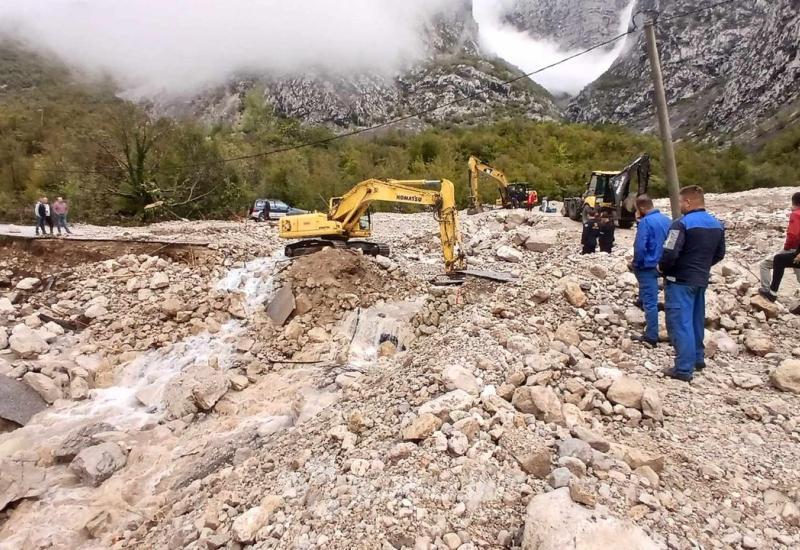 FOTO - GALERIJA | Drežnica se čisti nakon obilnih poplava, izbori se održavaju redovito