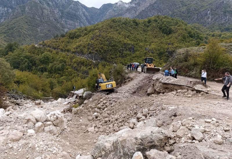 FOTO - GALERIJA | Drežnica se čisti nakon obilnih poplava, izbori se održavaju redovito