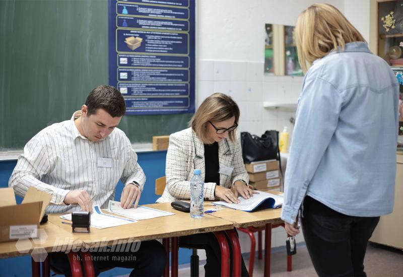 FOTO | Otvorena birališta u Mostaru - prvi birači obavili građansku dužnost