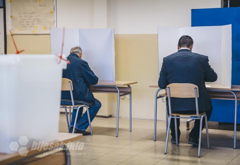 FOTO | Otvorena birališta u Mostaru - prvi birači obavili građansku dužnost