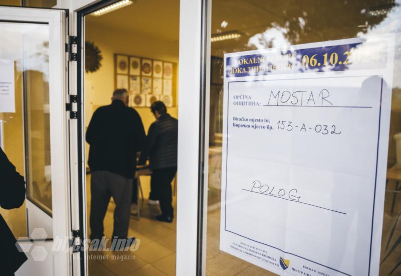 FOTO | Otvorena birališta u Mostaru - prvi birači obavili građansku dužnost