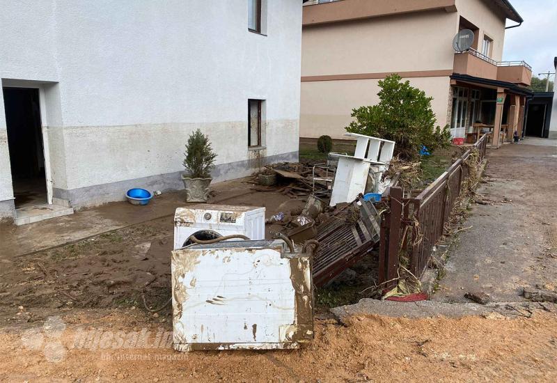 FOTO | Strašni prizori u Fojnici - razrušene kuće, po cesti upute za uzimanje lijekova....