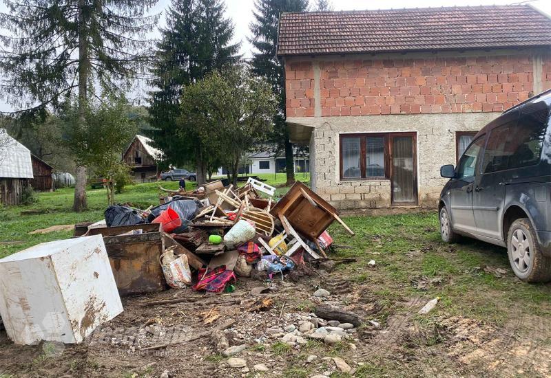 FOTO | Strašni prizori u Fojnici - razrušene kuće, po cesti upute za uzimanje lijekova....