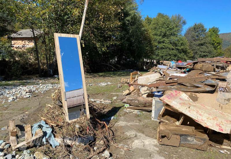 FOTO | Strašni prizori u Fojnici - razrušene kuće, po cesti upute za uzimanje lijekova....