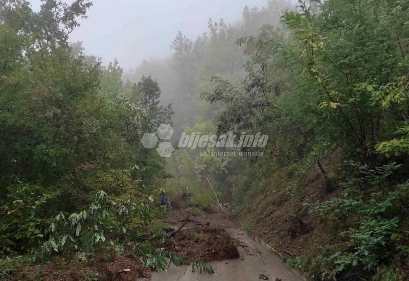 FOTO | Uništenim putem do odsječenih naselja Mrakovo i Rodice