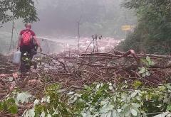 FOTO | Uništenim putem do odsječenih naselja Mrakovo i Rodice