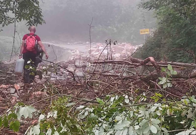 FOTO | Uništenim putem do odsječenih naselja Mrakovo i Rodice