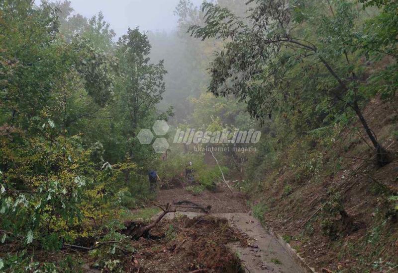 FOTO | Uništenim putem do odsječenih naselja Mrakovo i Rodice