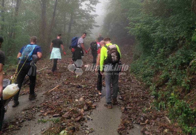 FOTO | Uništenim putem do odsječenih naselja Mrakovo i Rodice