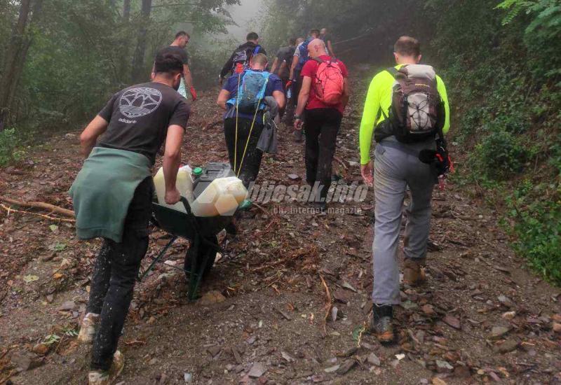 FOTO | Uništenim putem do odsječenih naselja Mrakovo i Rodice