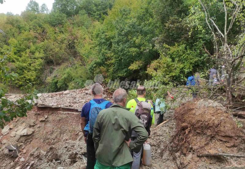 FOTO | Uništenim putem do odsječenih naselja Mrakovo i Rodice