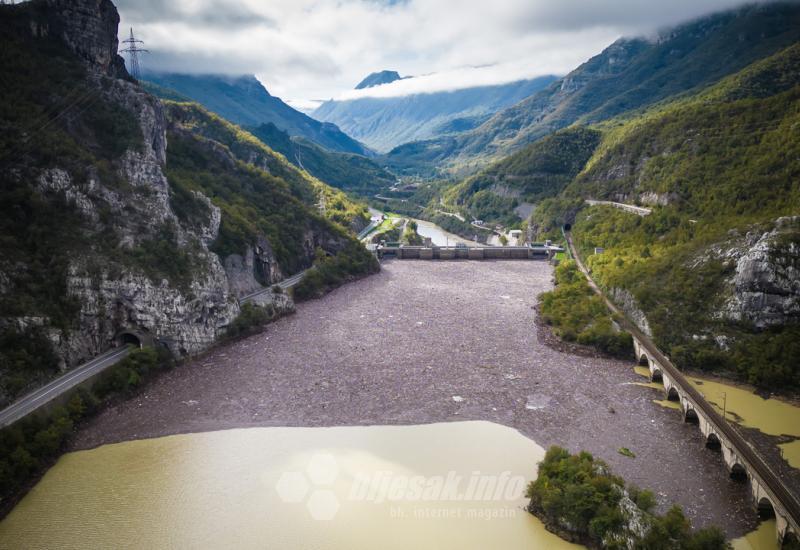 Ogromne količine otpada pred branama - FOTO/VIDEO | Gomile otpada skupljaju se na branama, plutaju predmeti iz jablaničkih kućanstava