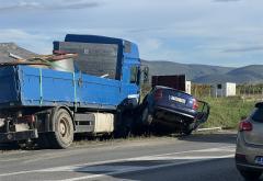 VIDEO | Teška prometna nesreća na Buni: Automobil podletio pod kamion