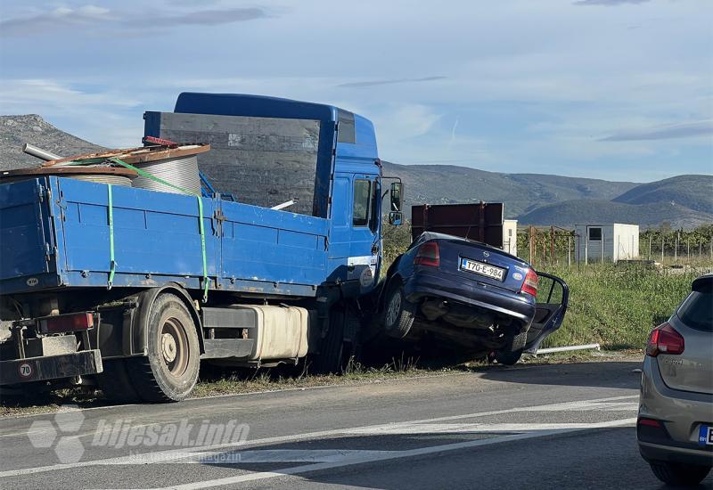 VIDEO | Teška prometna nesreća na Buni: Automobil podletio pod kamion