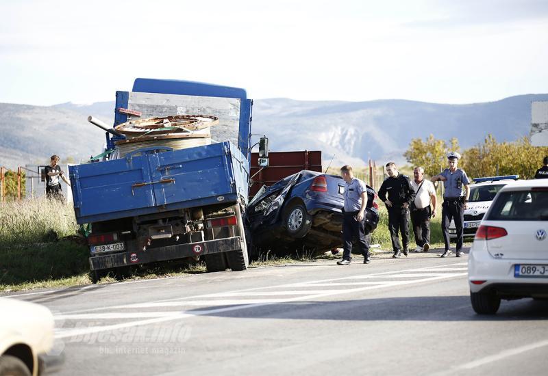 VIDEO | Teška prometna nesreća na Buni: Automobil podletio pod kamion