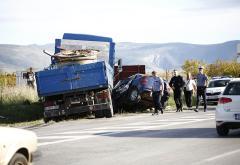 VIDEO | Teška prometna nesreća na Buni: Automobil podletio pod kamion